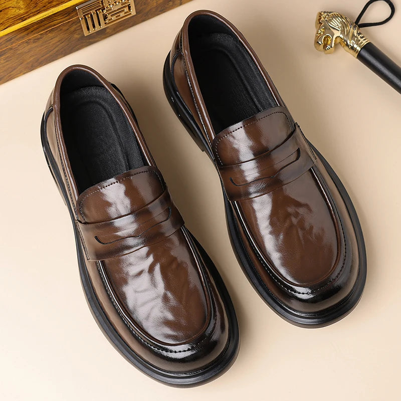 Mocasín penny de hombre en piel serraje con suela gruesa, color marrón, vista frontal