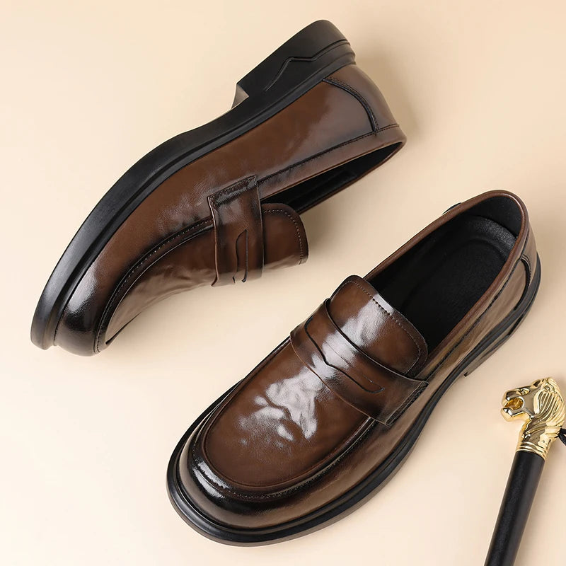Mocasín penny de hombre en piel serraje con suela gruesa, color negro, detalle de la suela
