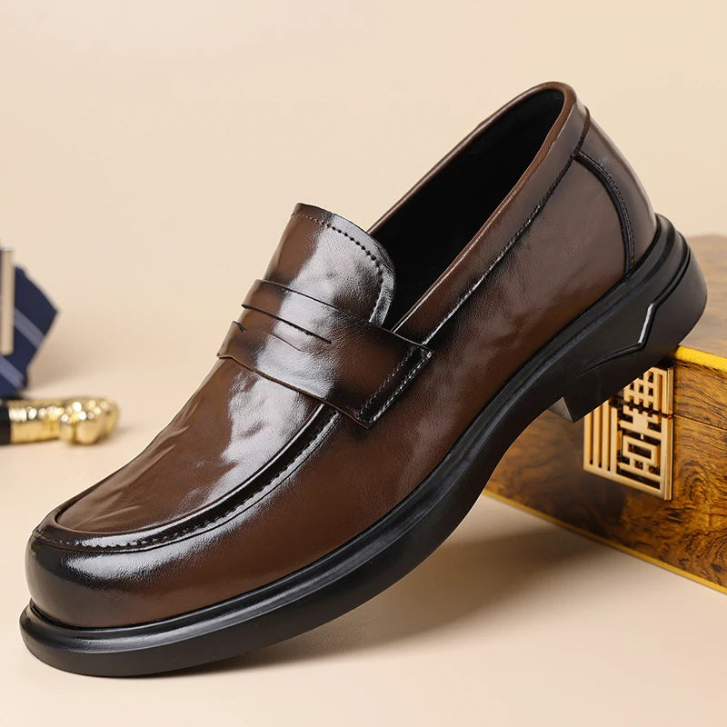 Mocasín penny de hombre en piel serraje con suela gruesa, color marrón, vista trasera
