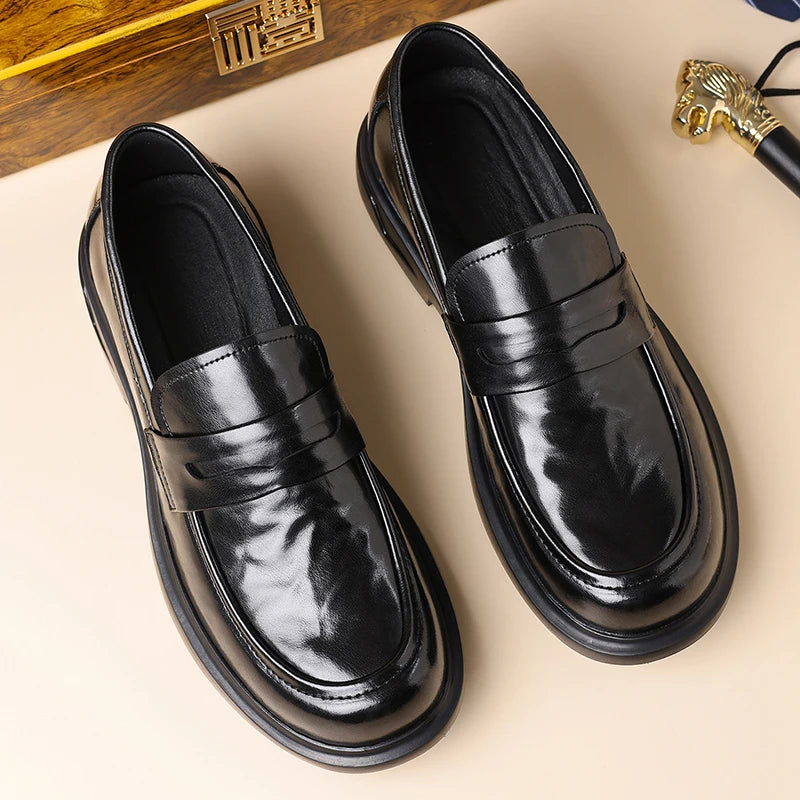 Mocasín penny de hombre en piel serraje con suela gruesa, color marrón, detalle del material