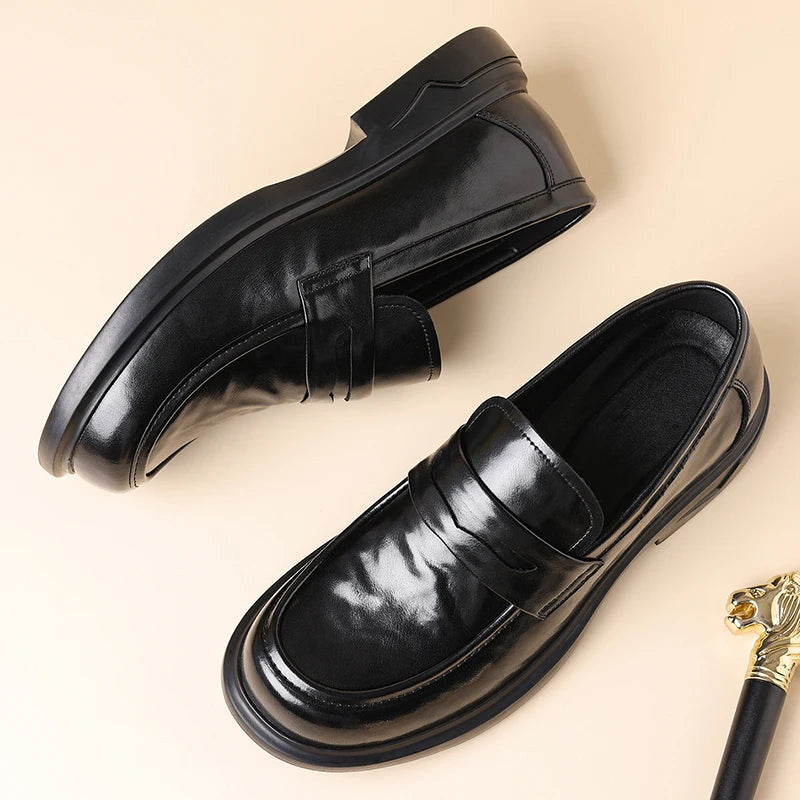 Mocasín penny de hombre en piel serraje con suela gruesa, color negro, par completo