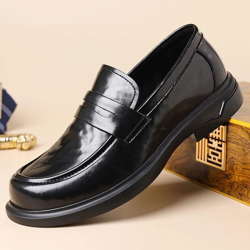 Mocasín penny de hombre en piel serraje con suela gruesa, color marrón, detalle de la costura