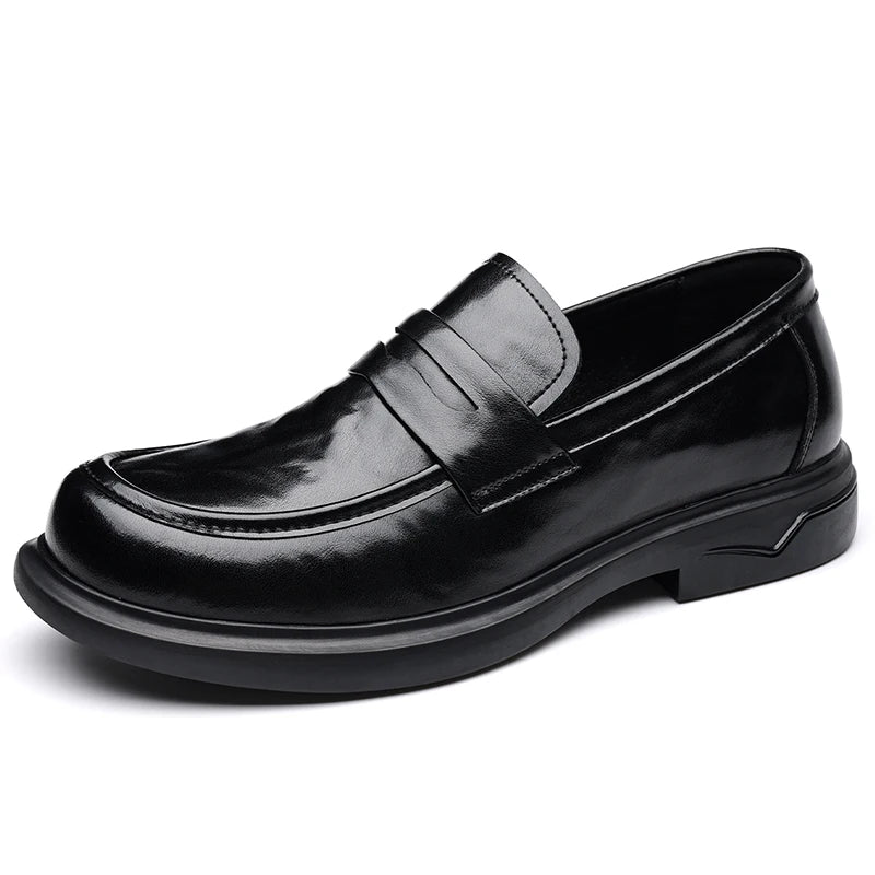 Mocasín penny de hombre en piel serraje con suela gruesa, color negro, vista en perfil