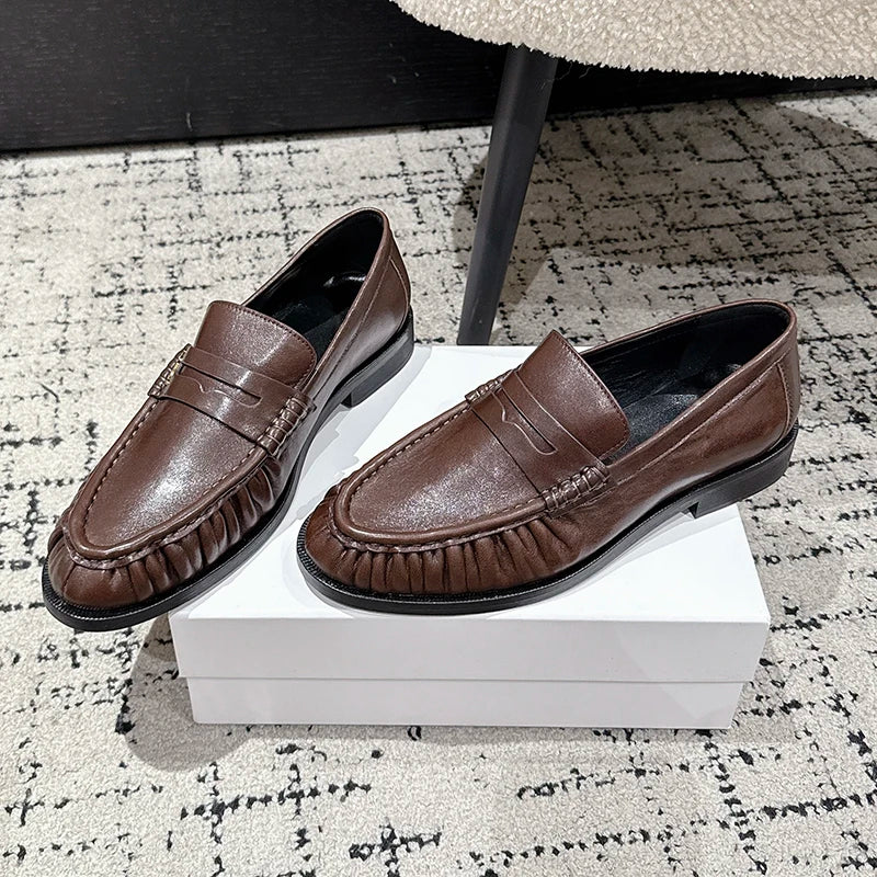 Mocasín penny mujer chic y atemporal plateado, vista lateral