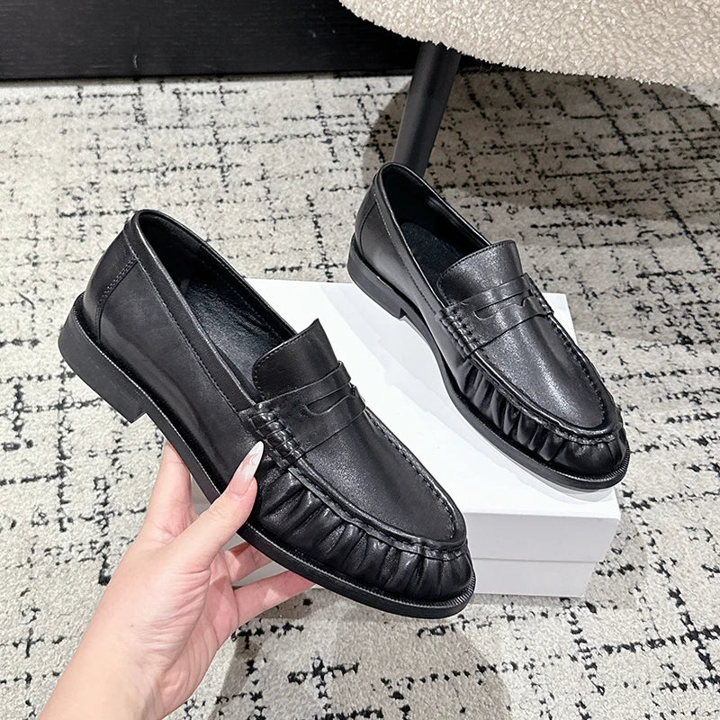 Mocasín penny mujer chic y atemporal marrón, detalle de la costura