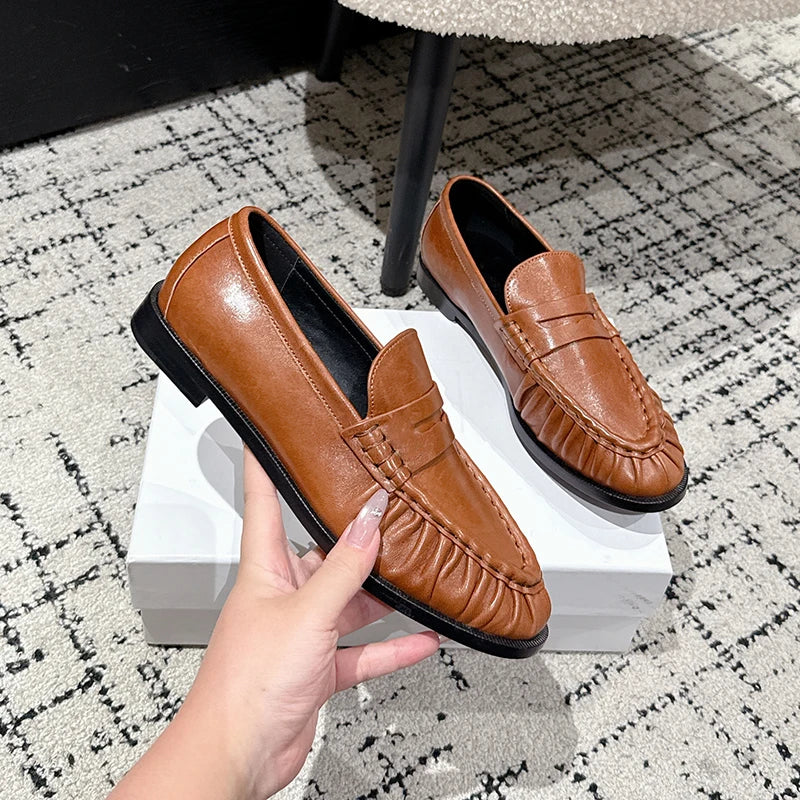 Mocasín penny mujer chic y atemporal negro, vista trasera