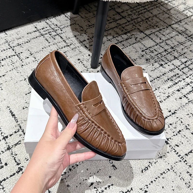 Mocasín penny mujer chic y atemporal plateado, detalle de la suela