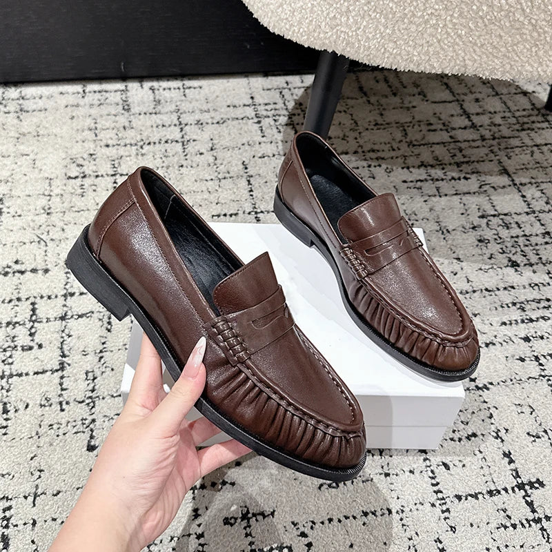 Mocasín penny mujer chic y atemporal coñac, puesto con un look