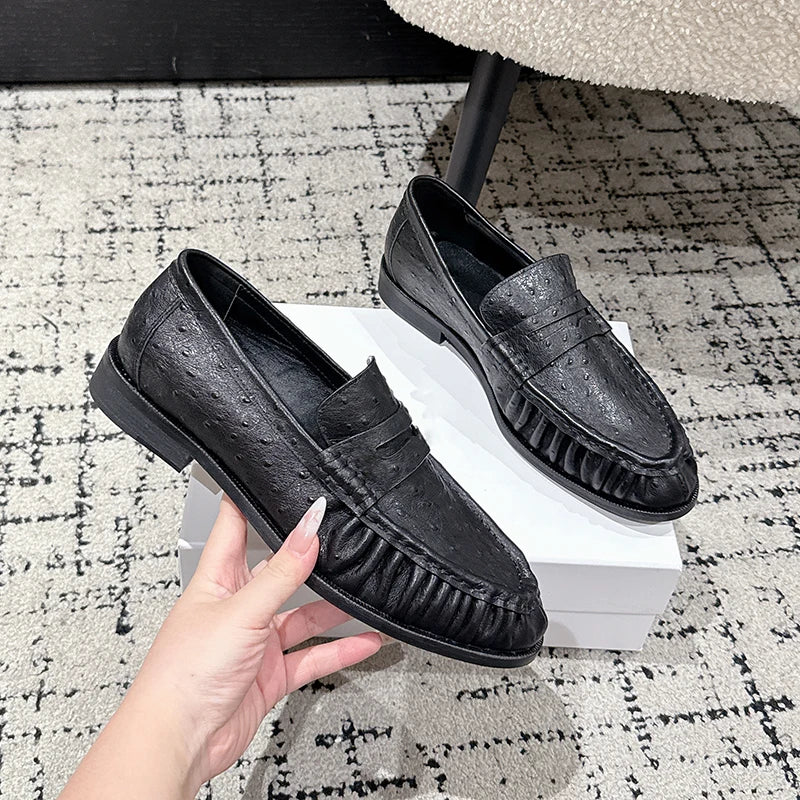 Mocasín penny mujer efecto croco burdeos, vista lateral