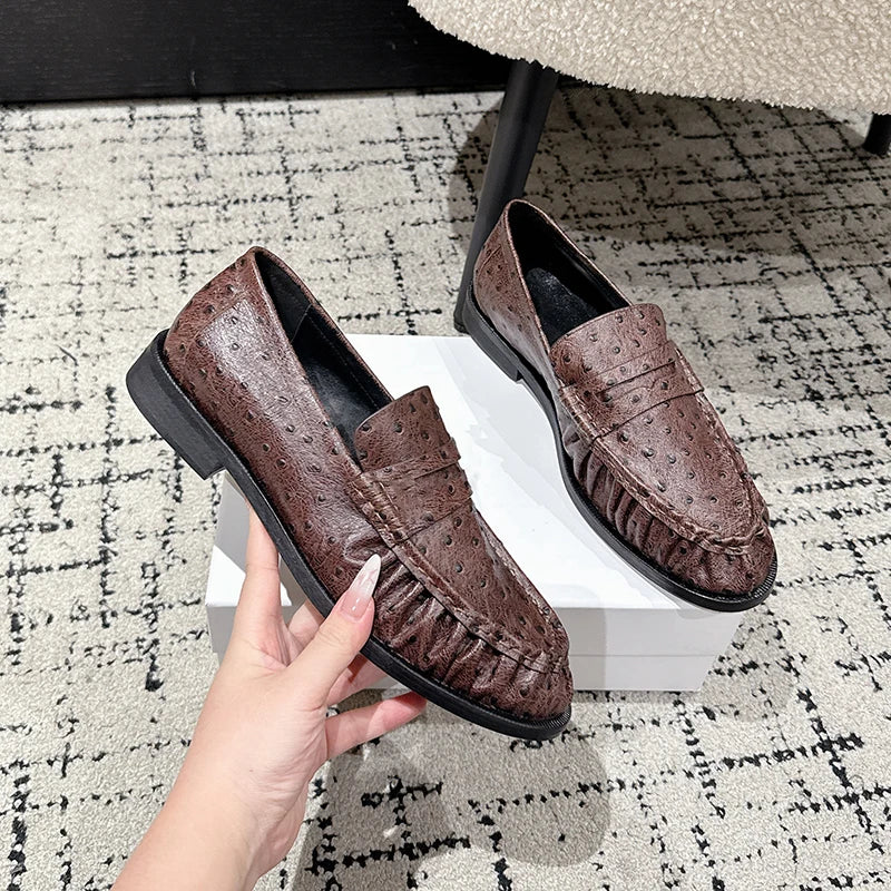 Mocasín penny mujer efecto croco negro avestruz, vista de frente