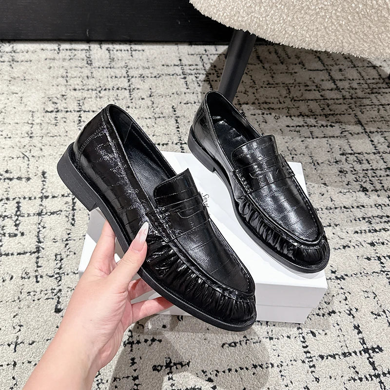 Mocasín penny mujer efecto croco burdeos oscuro, vista trasera