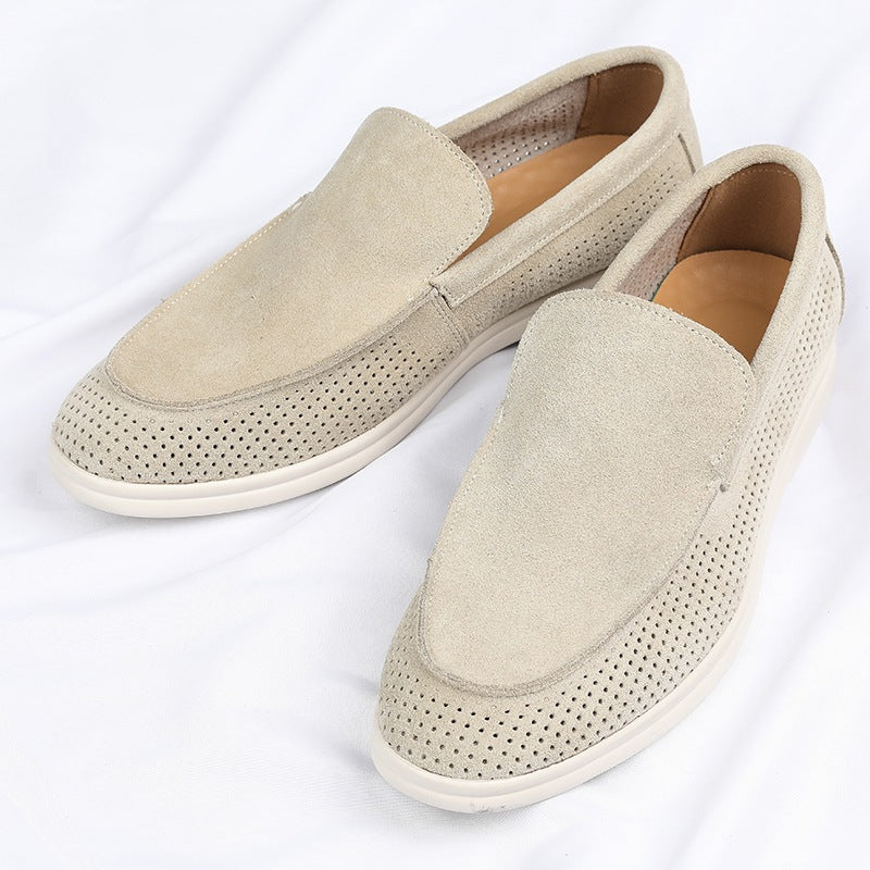 Mocasín perforado de ante para hombre beige, imagen de conjunto