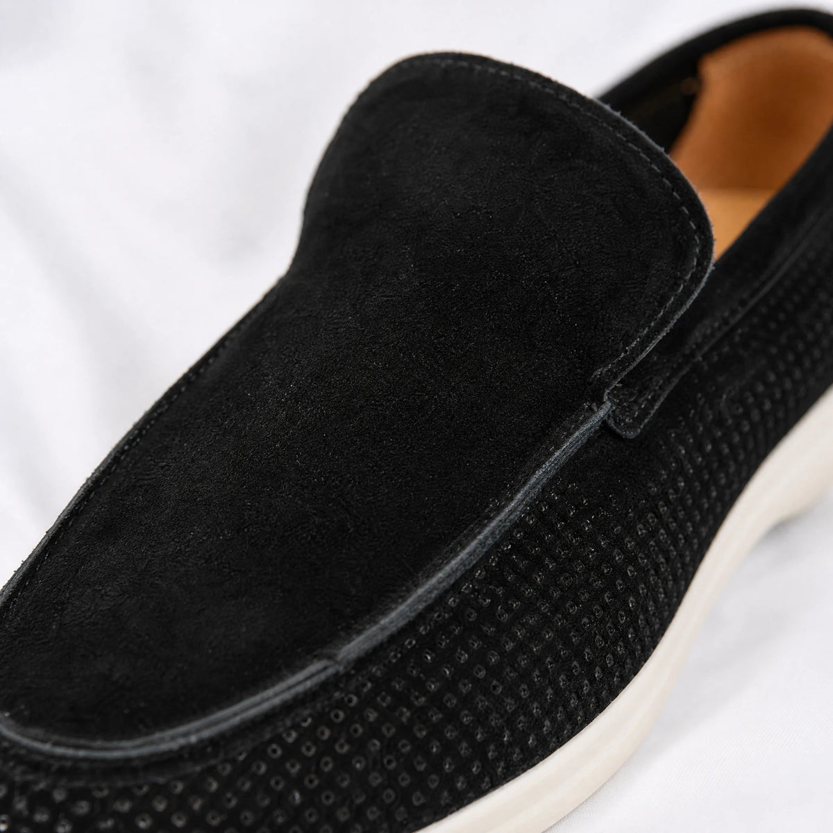 Mocasín perforado de ante para hombre verde oscuro, vista de tres cuartos Imagen