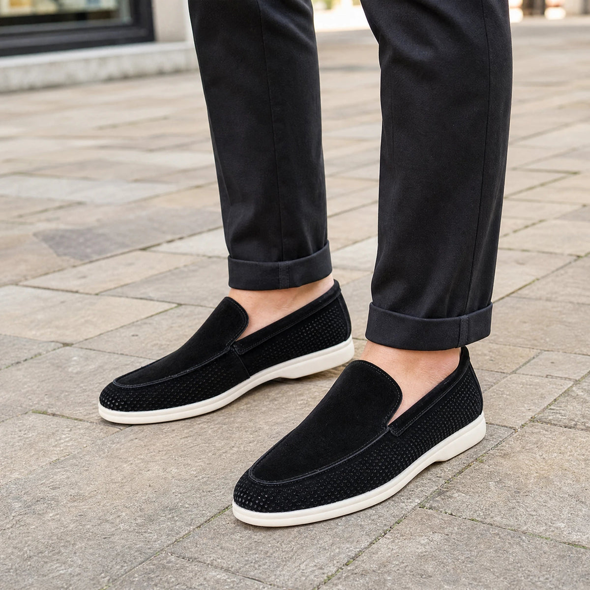 Mocasín perforado de ante para hombre beige, vista desde arriba