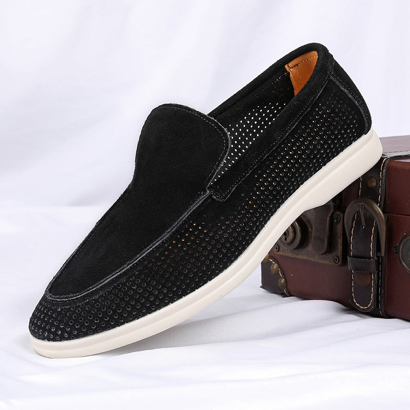 Mocasín perforado de ante para hombre beige, llevado con vaqueros
