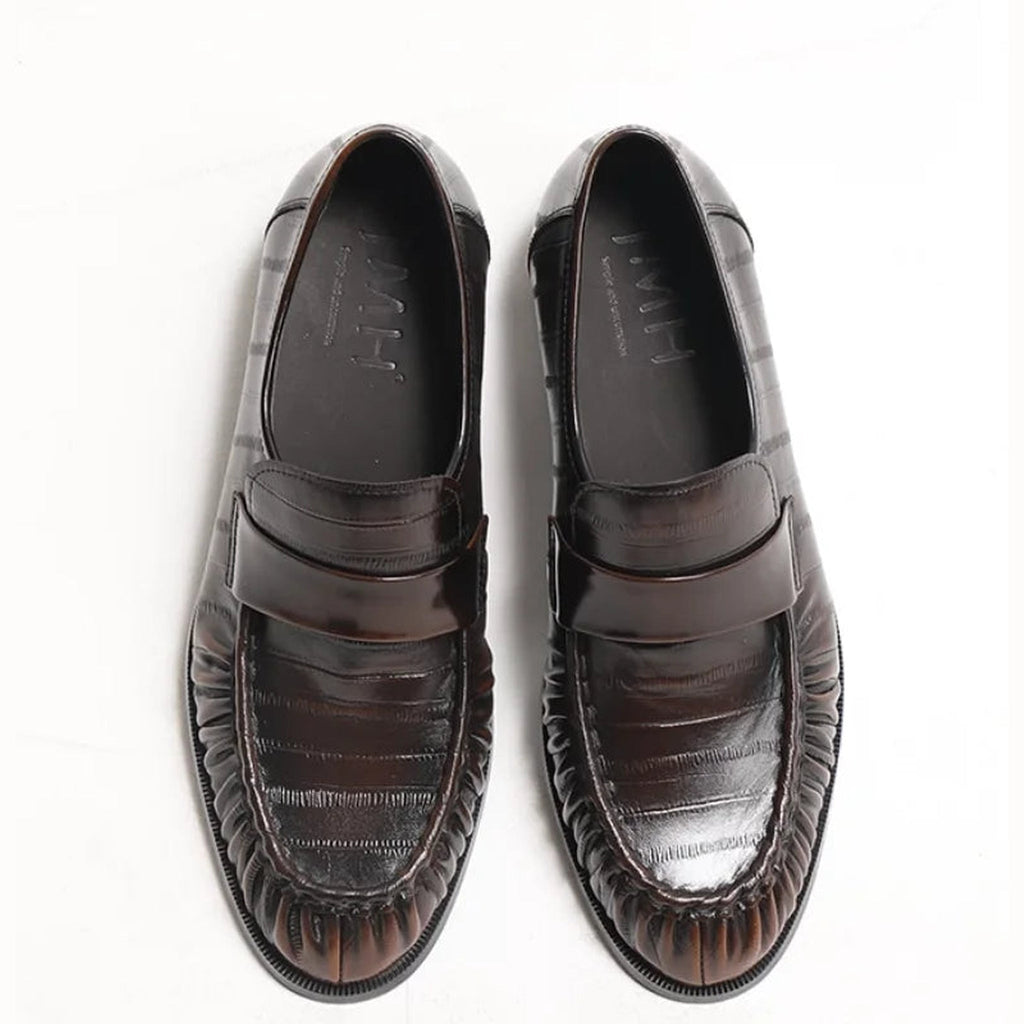 Mocasín de piel para hombre efecto piel de anguila, negro y marrón, color marrón oscuro, vista en ángulo