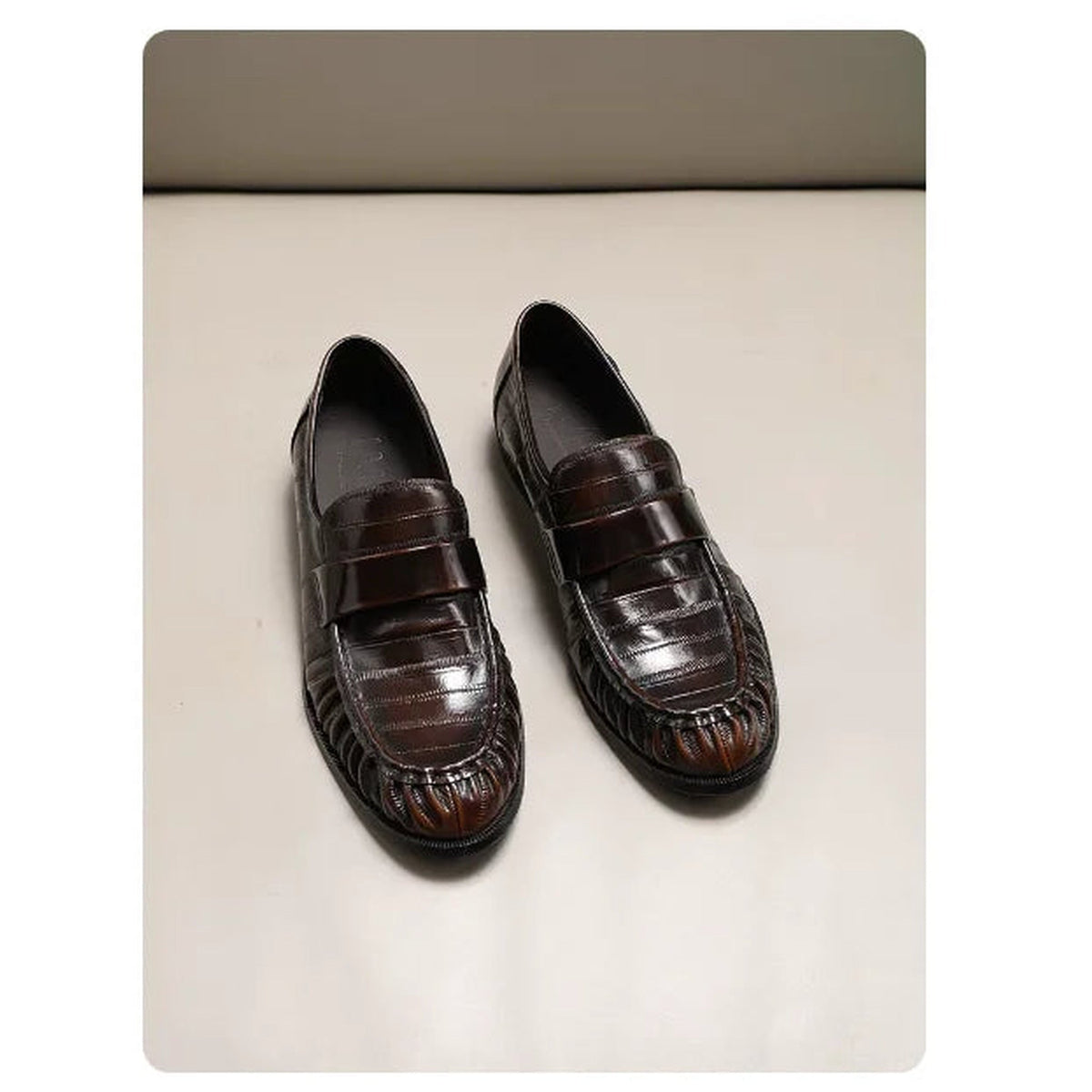 Mocasín de piel para hombre efecto piel de anguila, negro y marrón, color marrón oscuro, detalle de las costuras