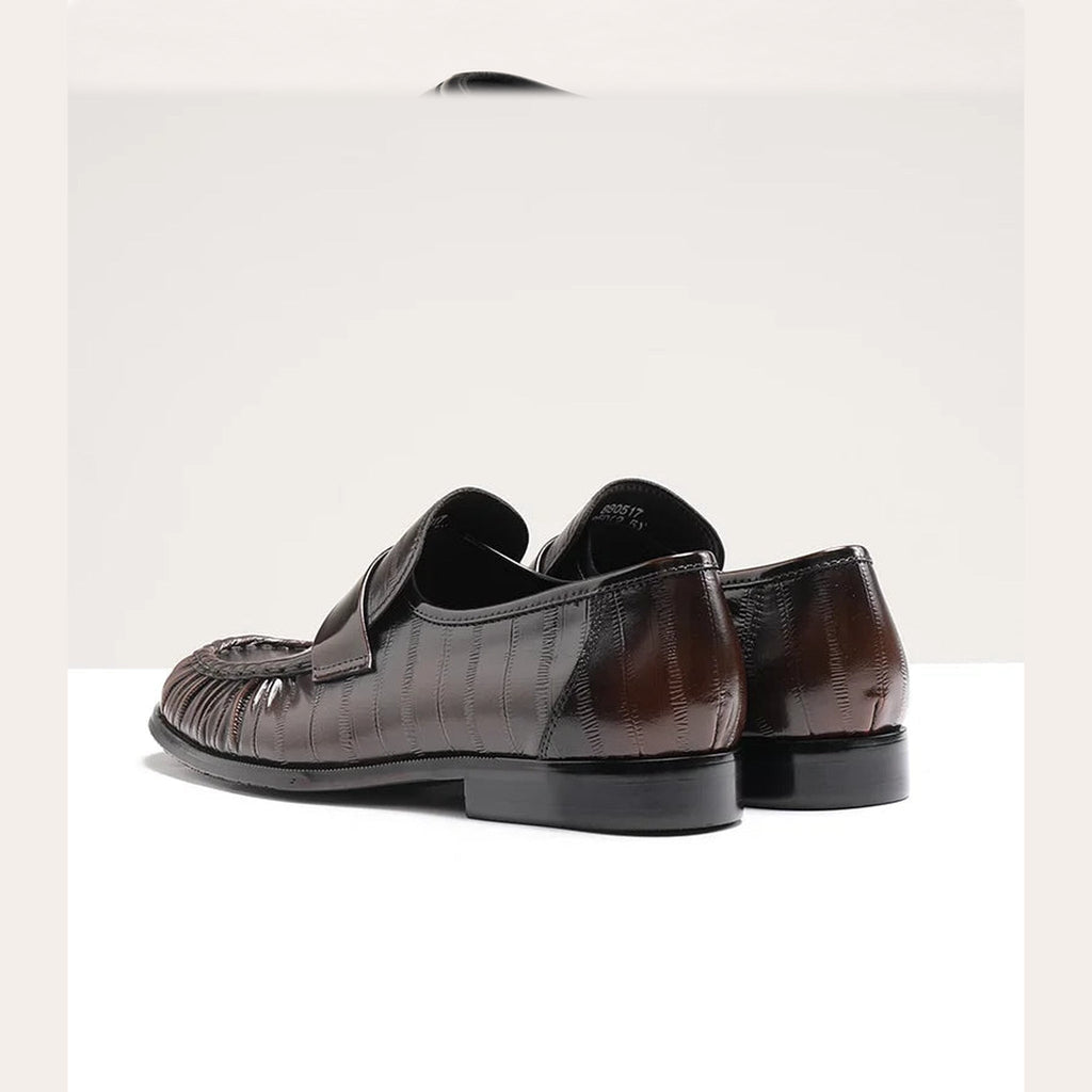 Mocasín de piel para hombre efecto piel de anguila, negro y marrón, color marrón oscuro, puesto en el pie