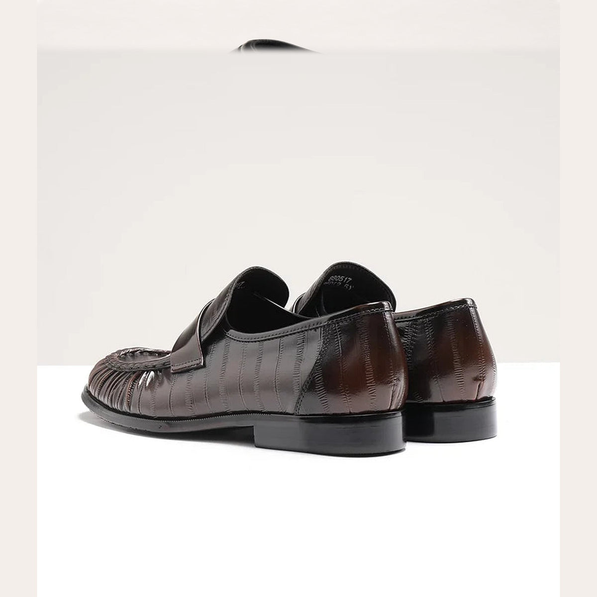 Mocasín de piel para hombre efecto piel de anguila, negro y marrón, color marrón oscuro, puesto en el pie