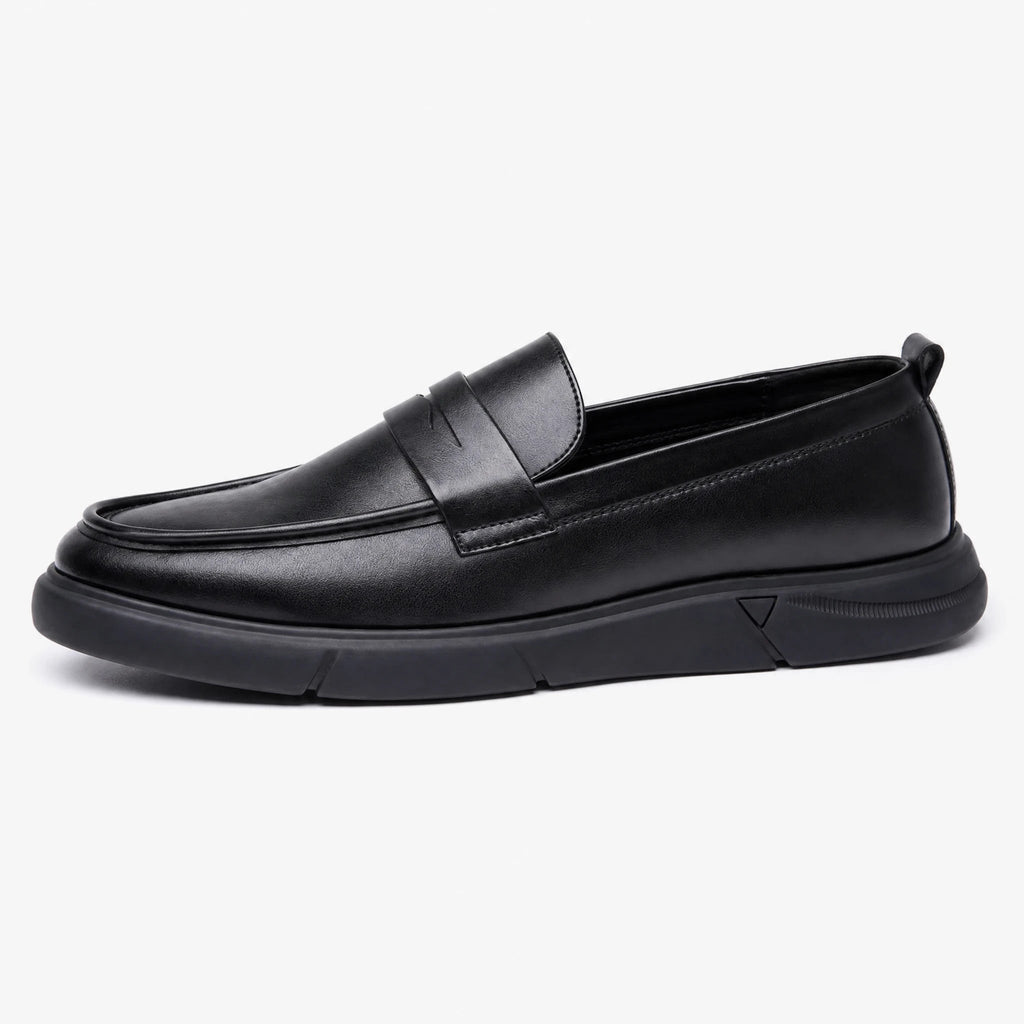 Mocasín plataforma de hombre negro con lengüeta, vista lateral