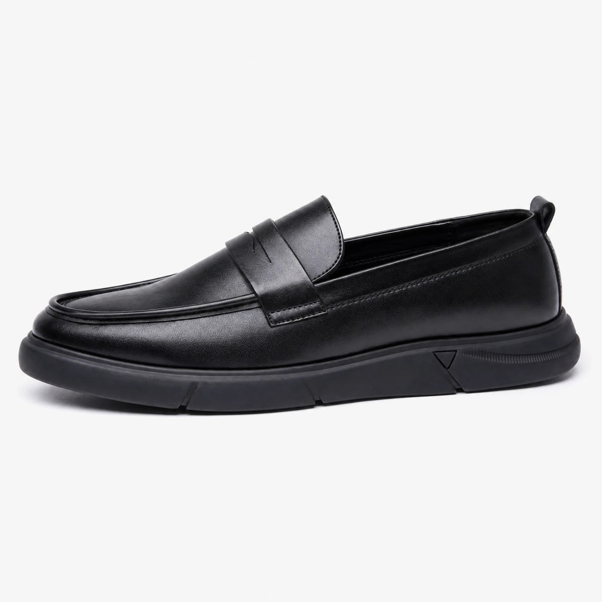 Mocasín plataforma de hombre negro con lengüeta, vista lateral