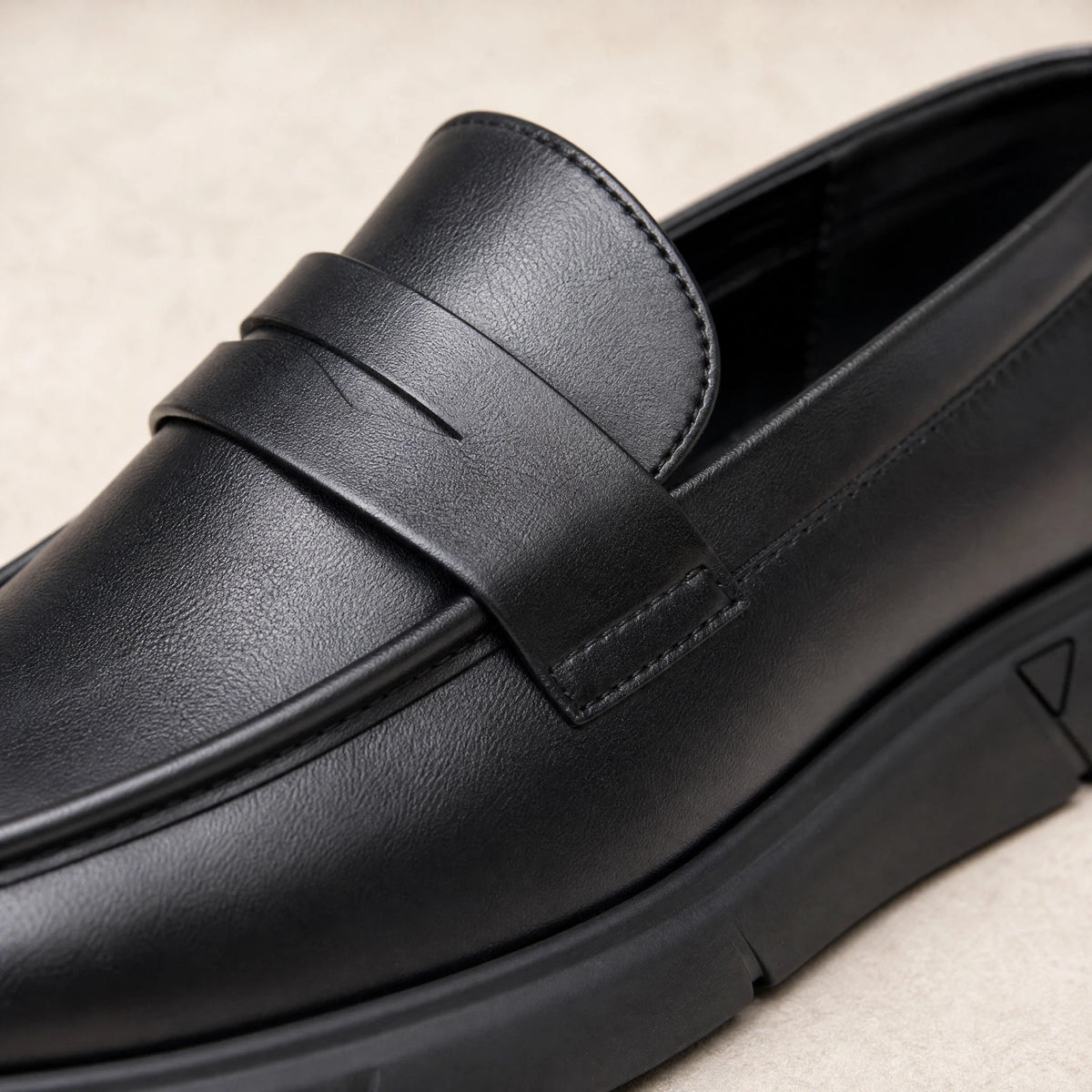 Mocasín plataforma de hombre negro con lengüeta, vista frontal