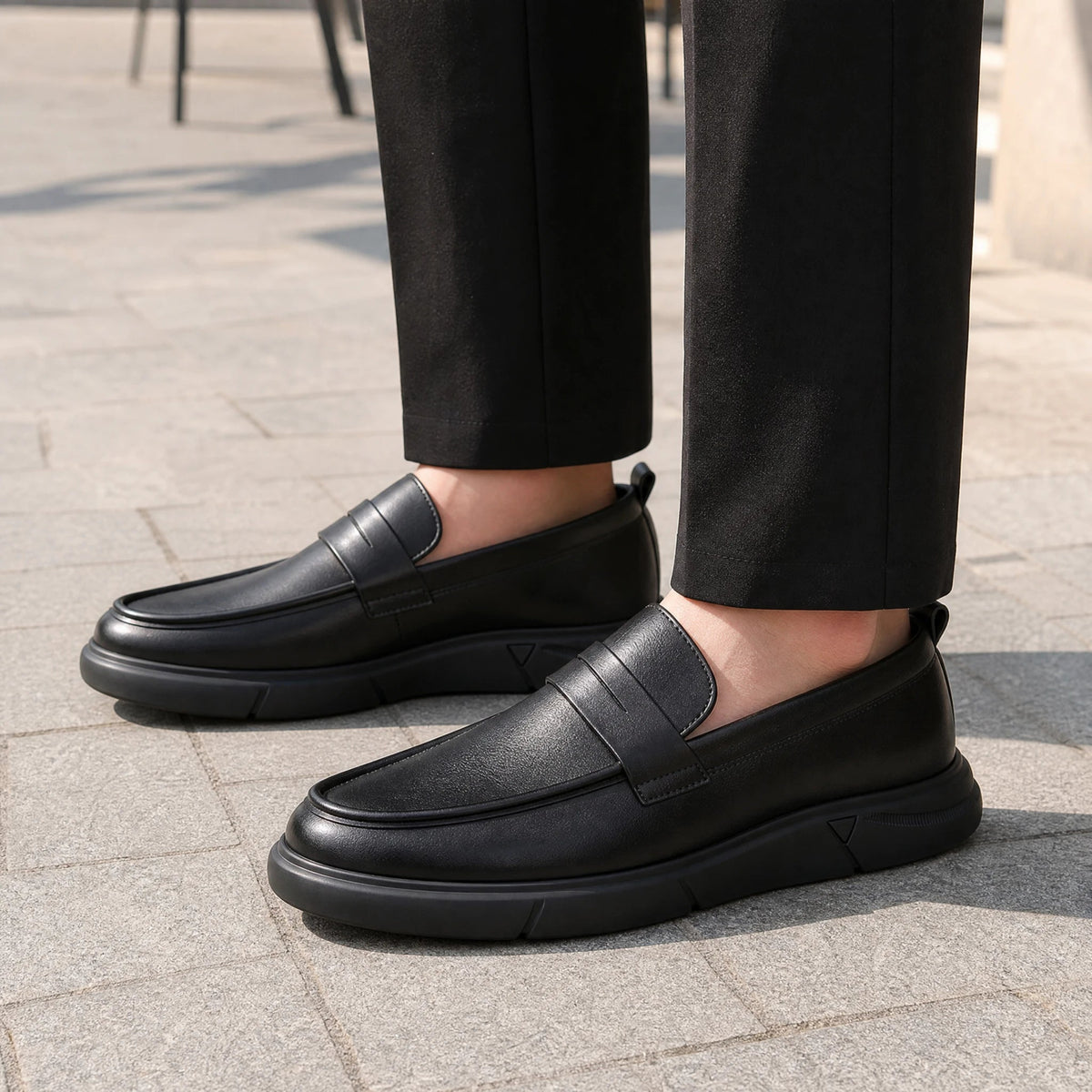 Mocasín plataforma de hombre negro con lengüeta, vista trasera