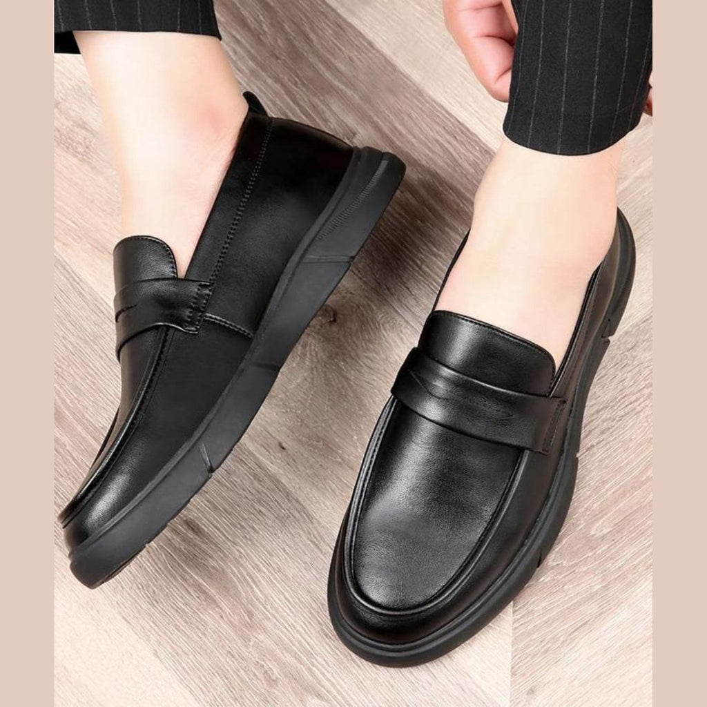 Mocasín plataforma de hombre negro con lengüeta, detalle del material