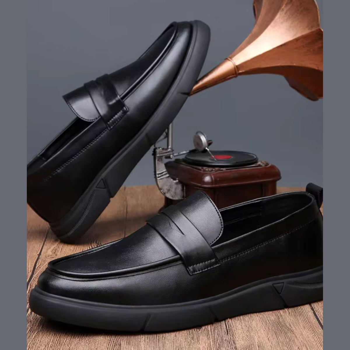 Mocasín plataforma de hombre negro con lengüeta, puesta en escena