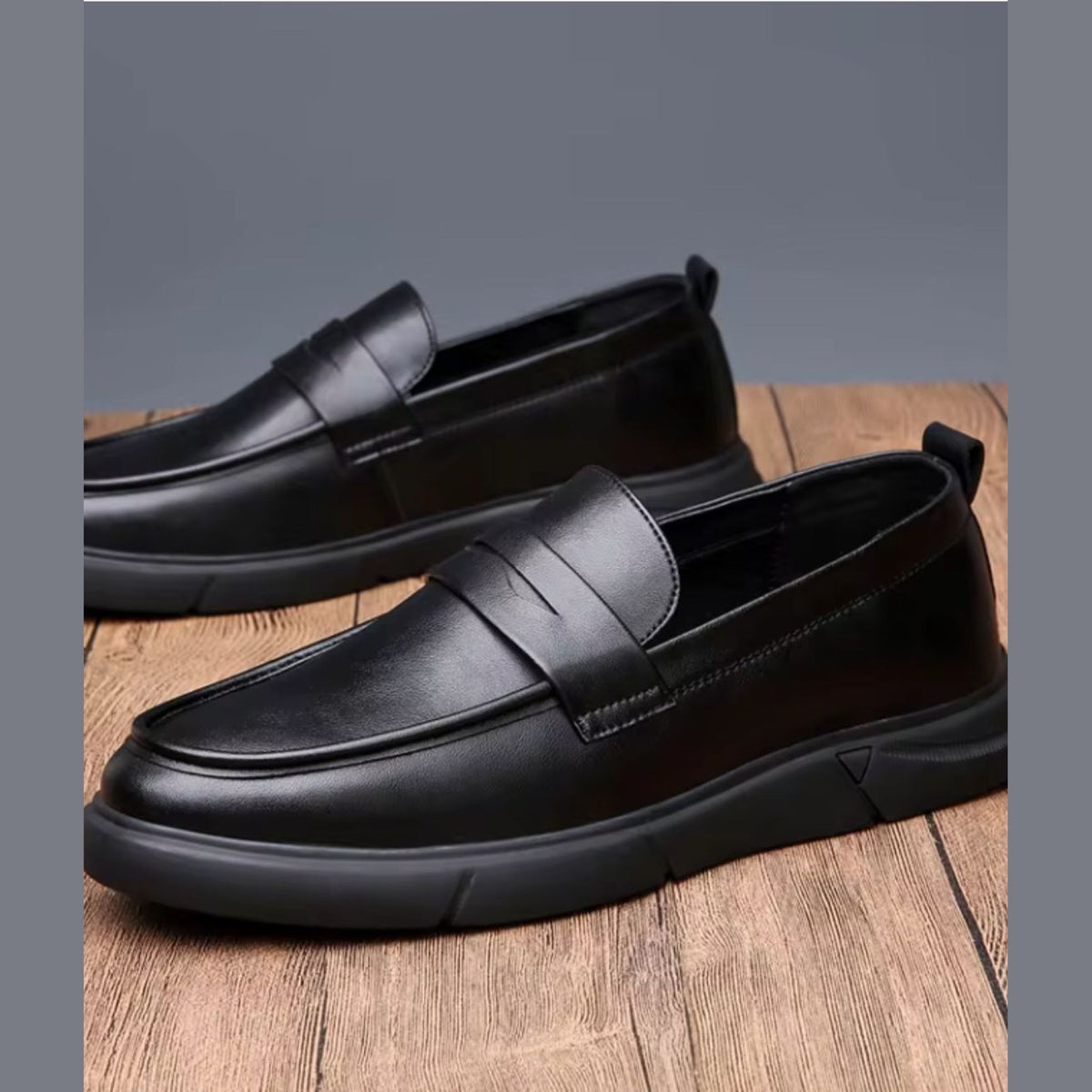 Mocasín plataforma de hombre negro con lengüeta, detalle del acabado