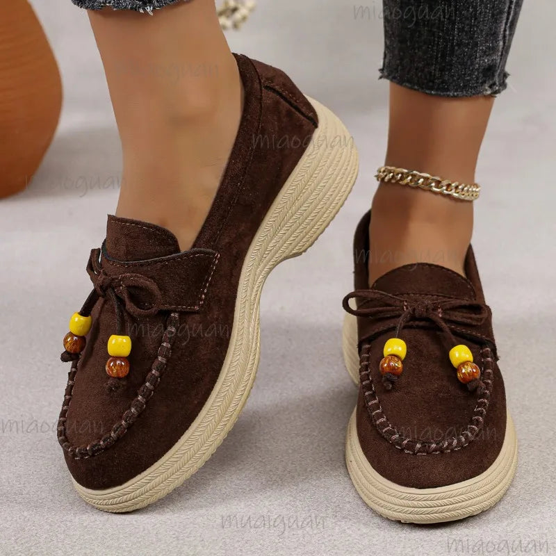 Mocasín con plataforma de mujer y lazo de perlas en negro