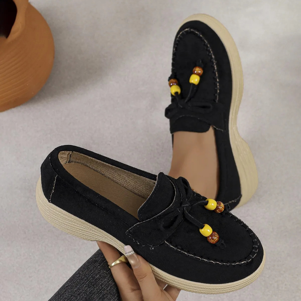 Mocasín con plataforma de mujer y lazo de perlas en marrón