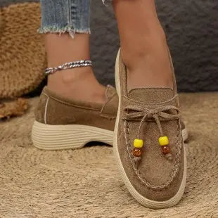 Mocasín con plataforma de mujer y lazo de perlas en gris claro