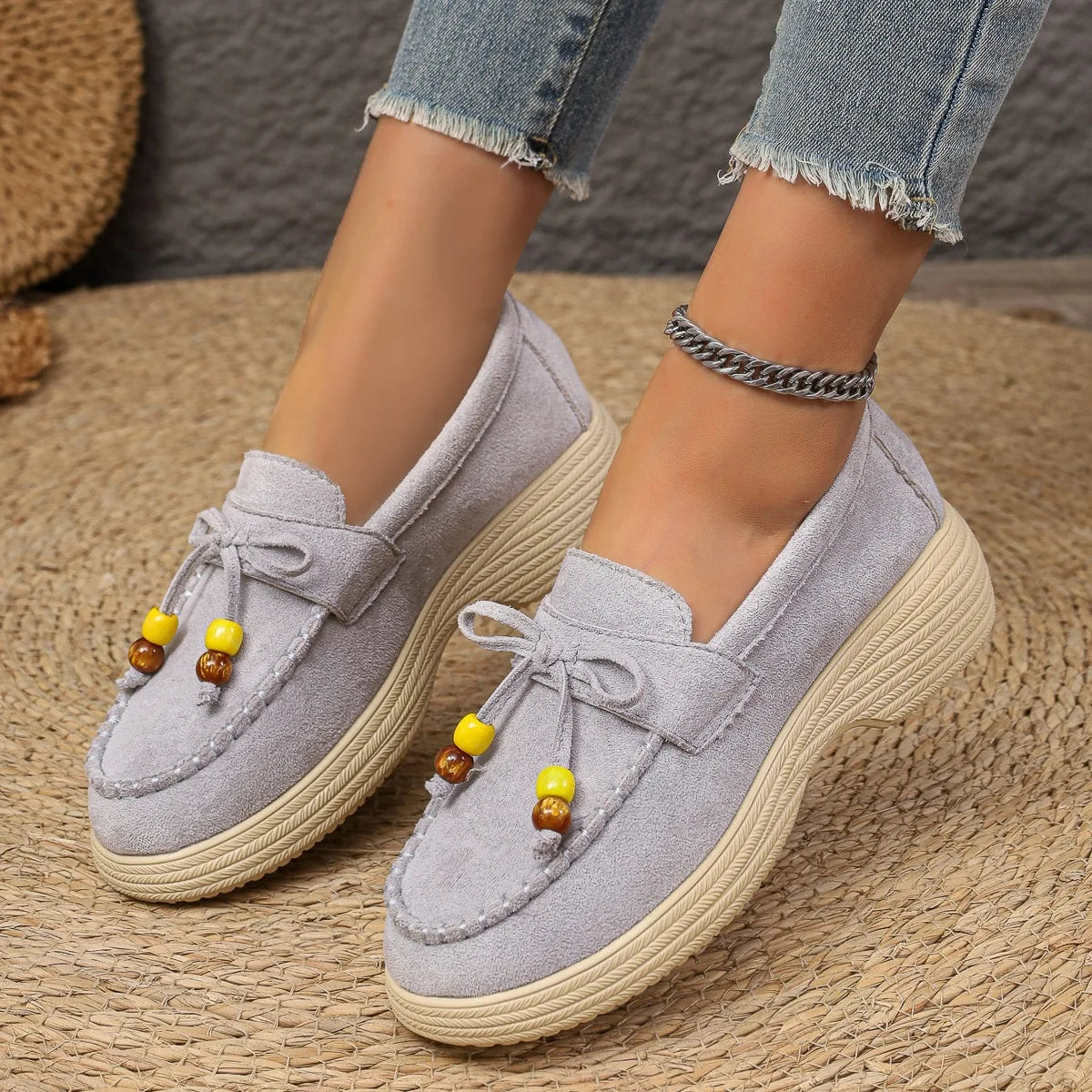 Detalle del lazo de perlas del mocasín con plataforma