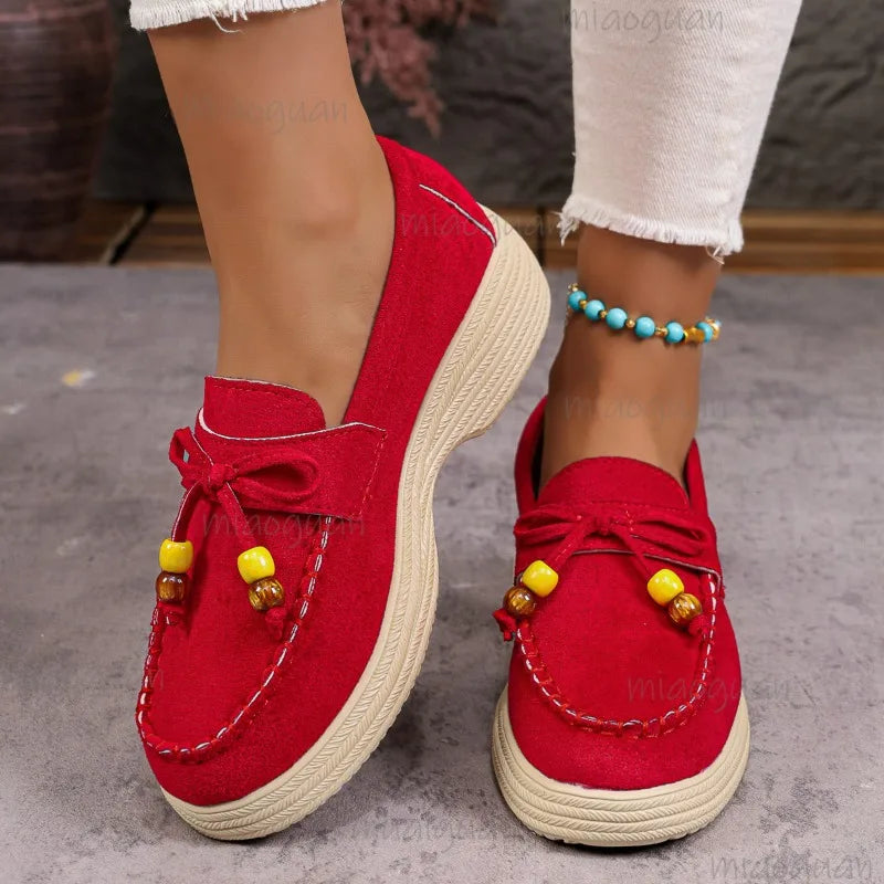 Mocasín con plataforma de mujer, lazo y perlas de colores en rojo
