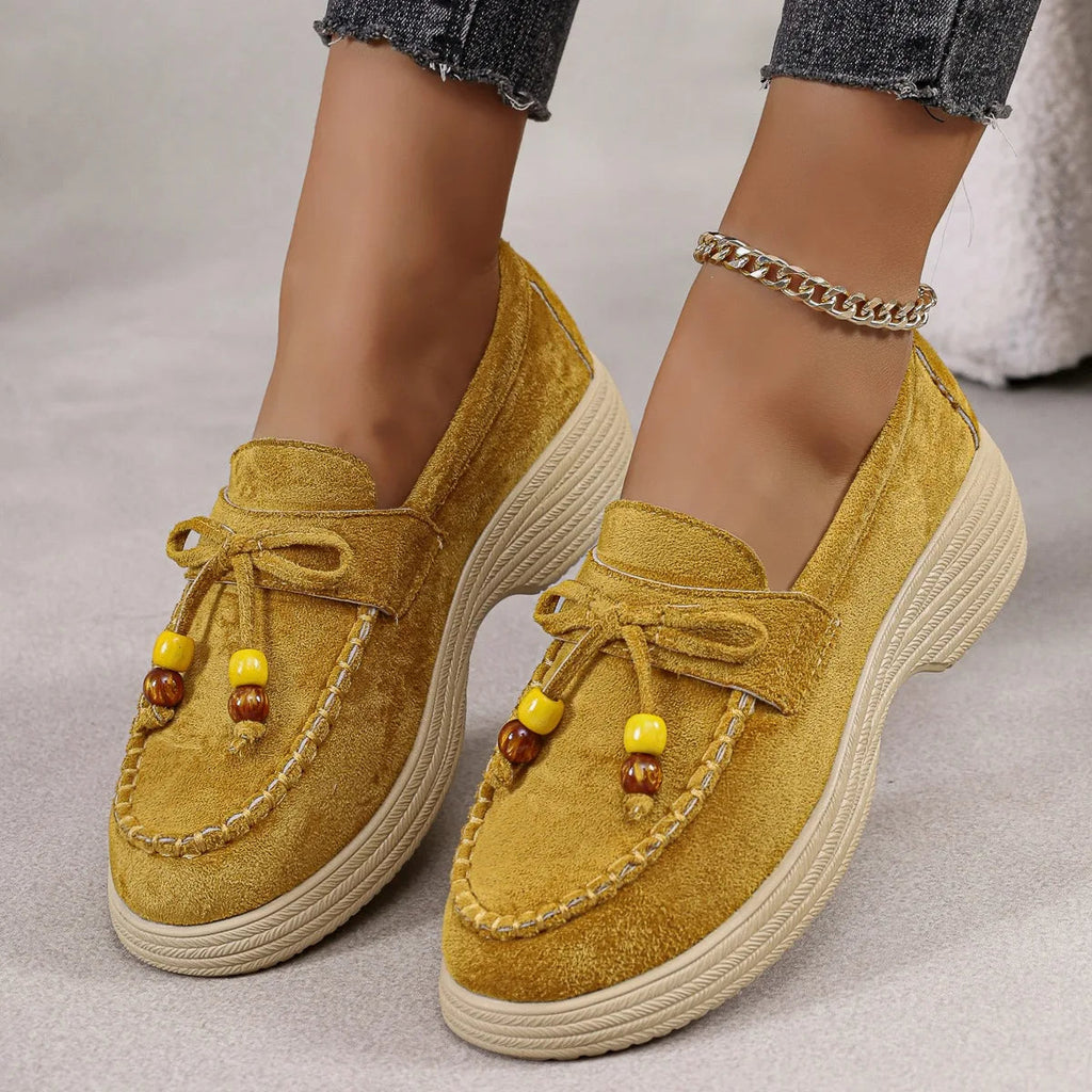 Mocasín con plataforma de mujer, lazo y perlas de colores en rosa