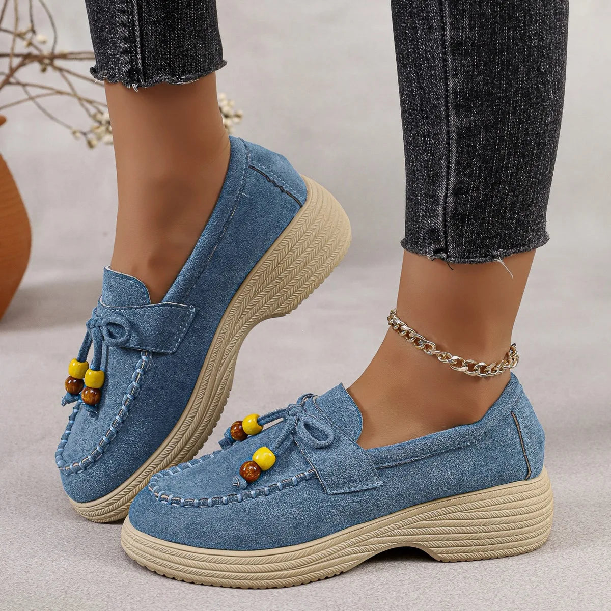 Mocasín con plataforma de mujer, lazo y perlas de colores en amarillo