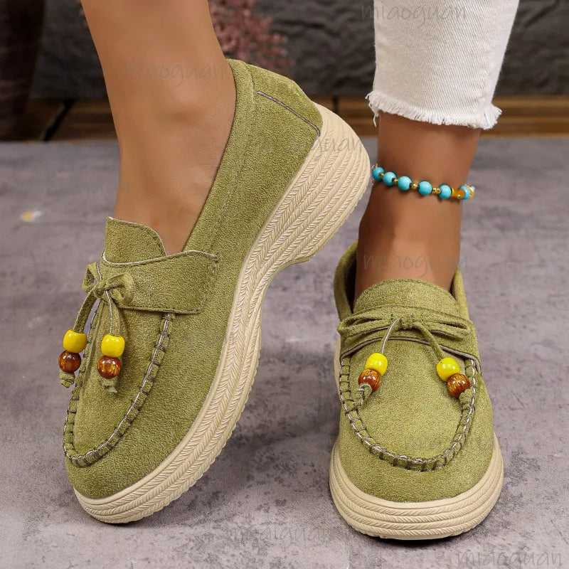 Mocasín con plataforma de mujer, lazo y perlas de colores en verde