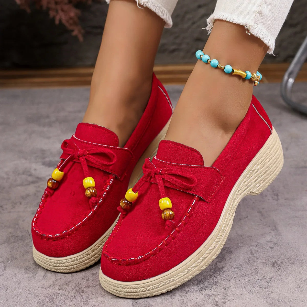 Detalle del lazo con perlas de colores del mocasín