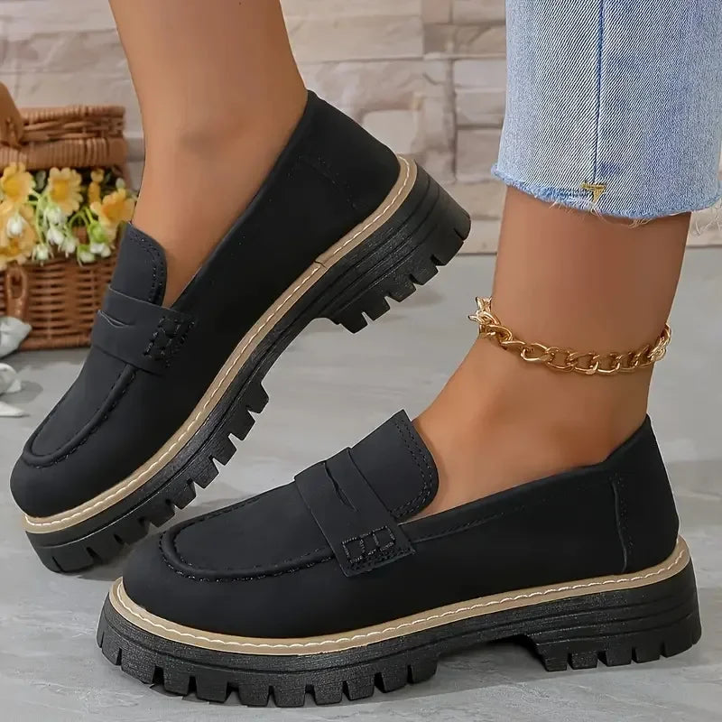 Mocasín de mujer con plataforma y suela dentada Camel, vista de tres cuartos