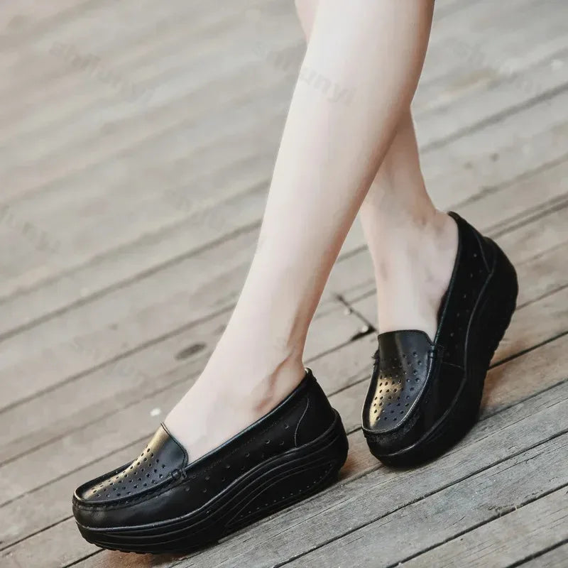 Mocasín de plataforma perforado negro