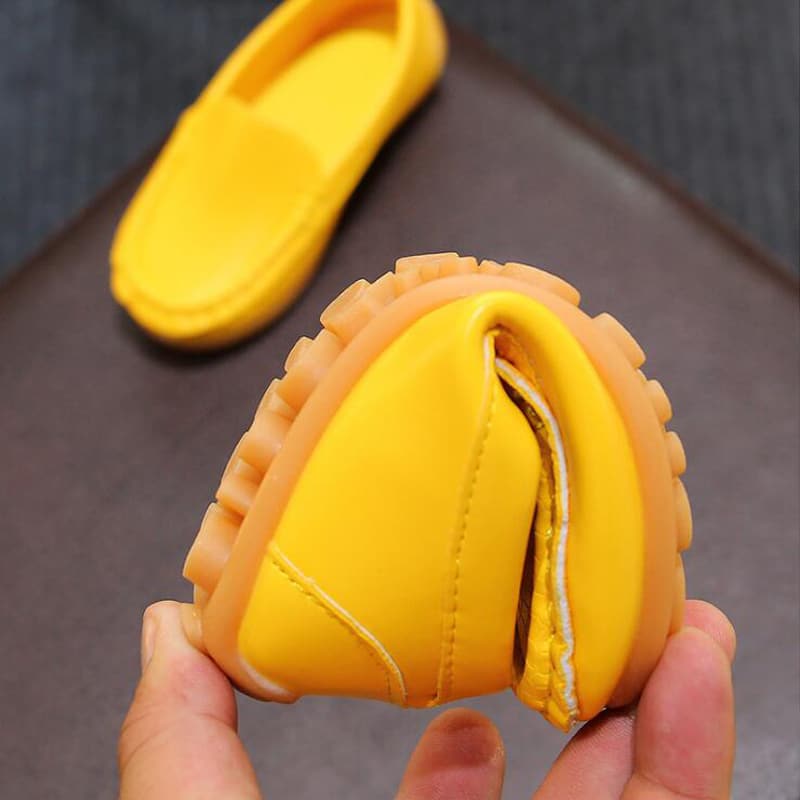 Mocasín de piel suave tipo slip-on para niños