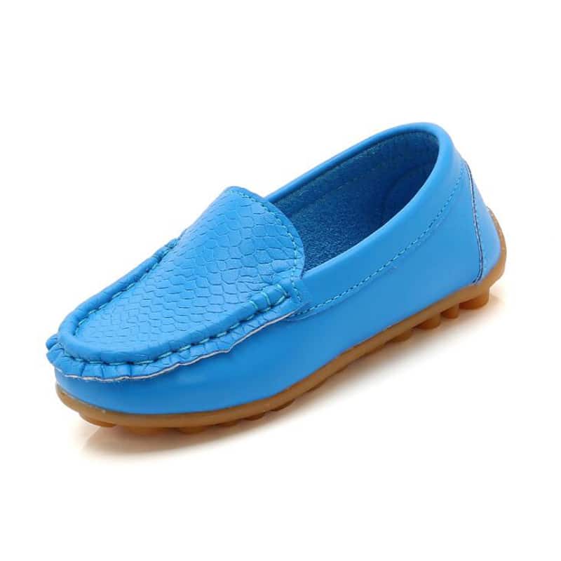 mocasín azul para niñas en piel sintética sobre fondo blanco