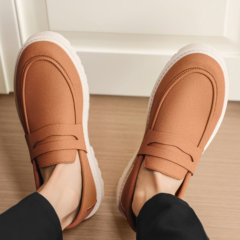 Mocasín de suela dentada con pantalón gris