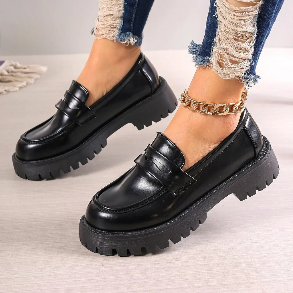 Mocasín de mujer con suela dentada y plataforma Negro, vista frontal