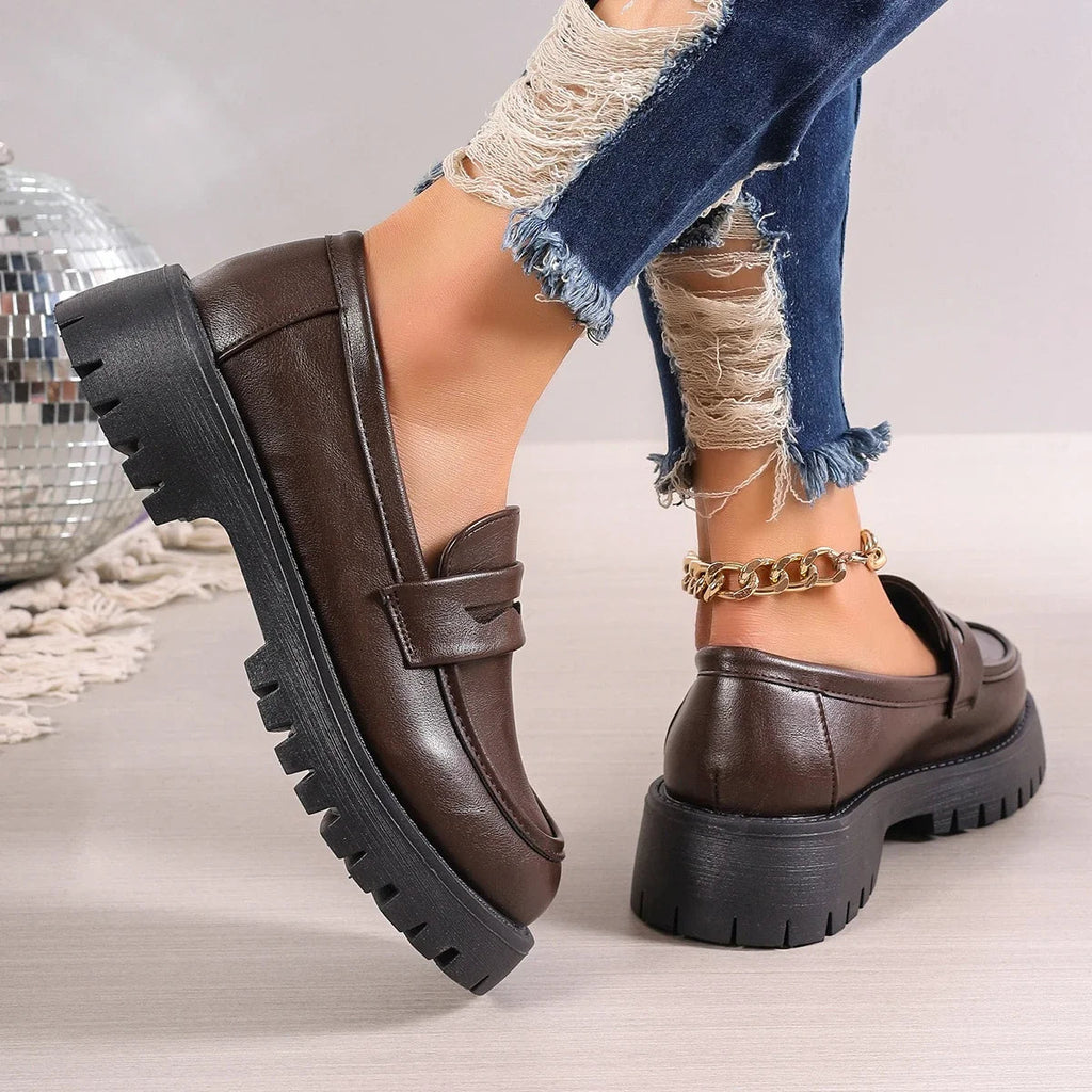 Mocasín de mujer con suela dentada y plataforma Negro, puesto en el pie