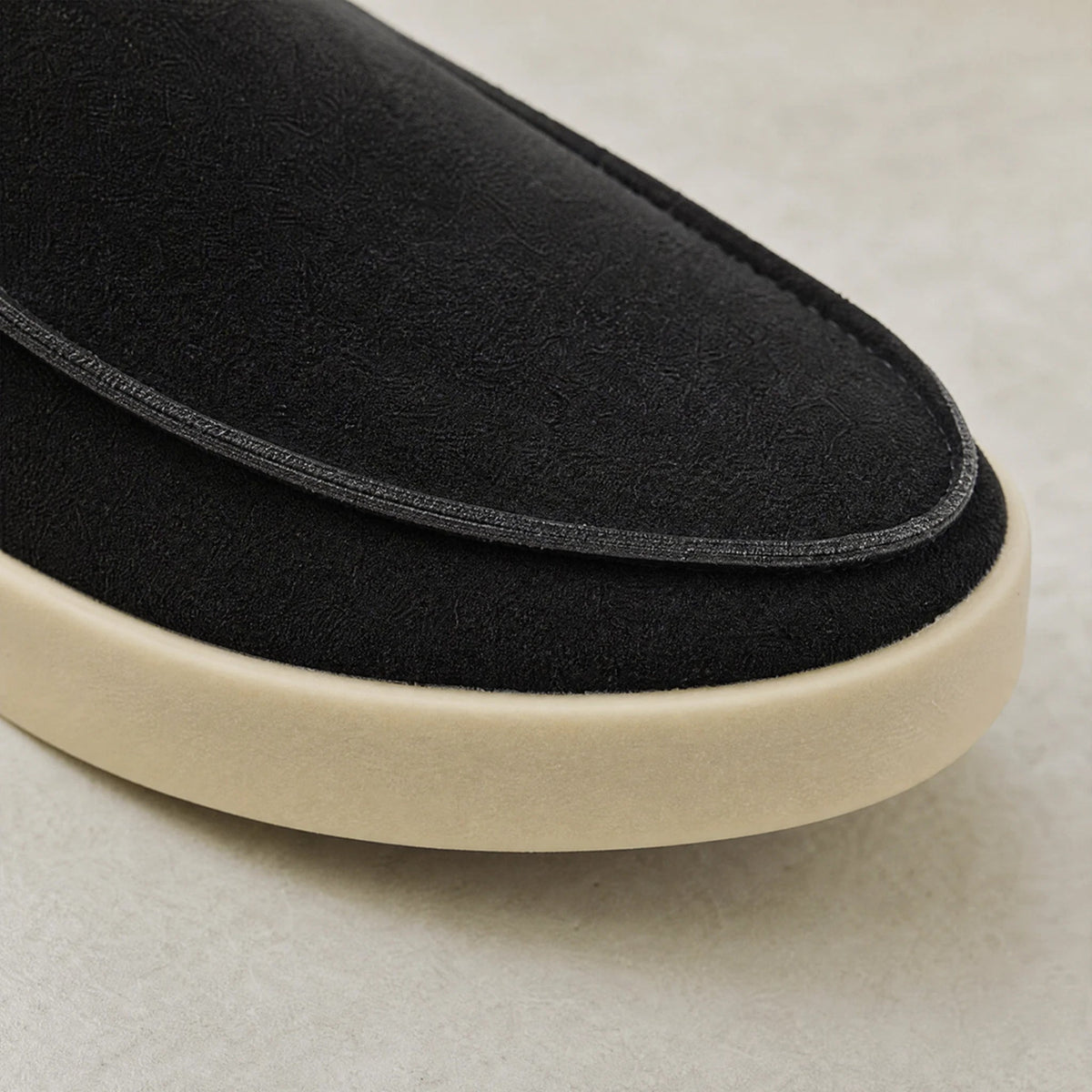 Mocasín de suela gruesa negro de ante, color taupe, foto 2 Imagen