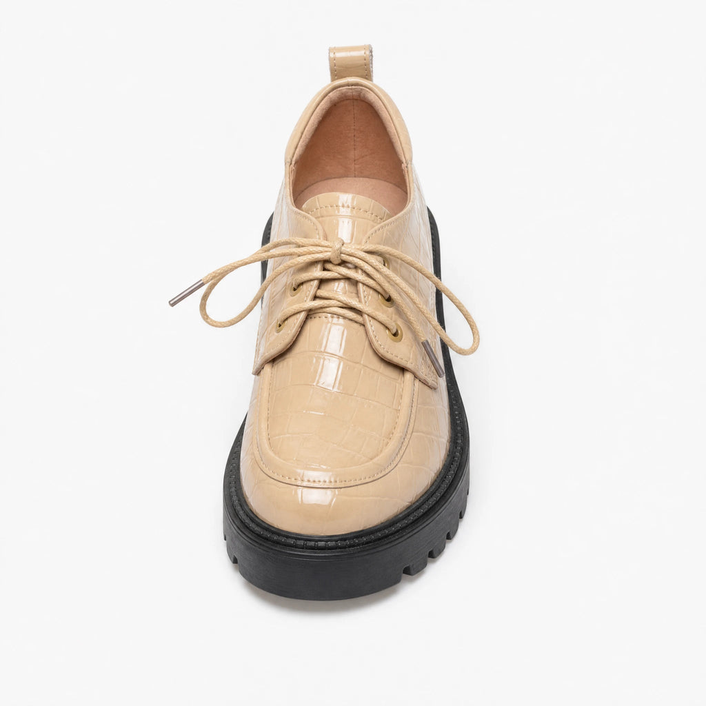 Mocasín de tacón efecto cocodrilo charol beige, vista lateral