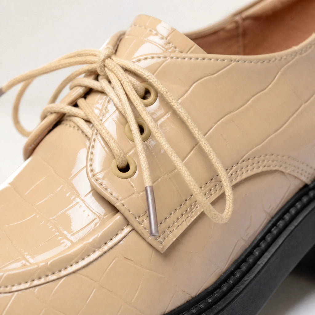 Mocasín de tacón efecto cocodrilo charol beige, vista frontal