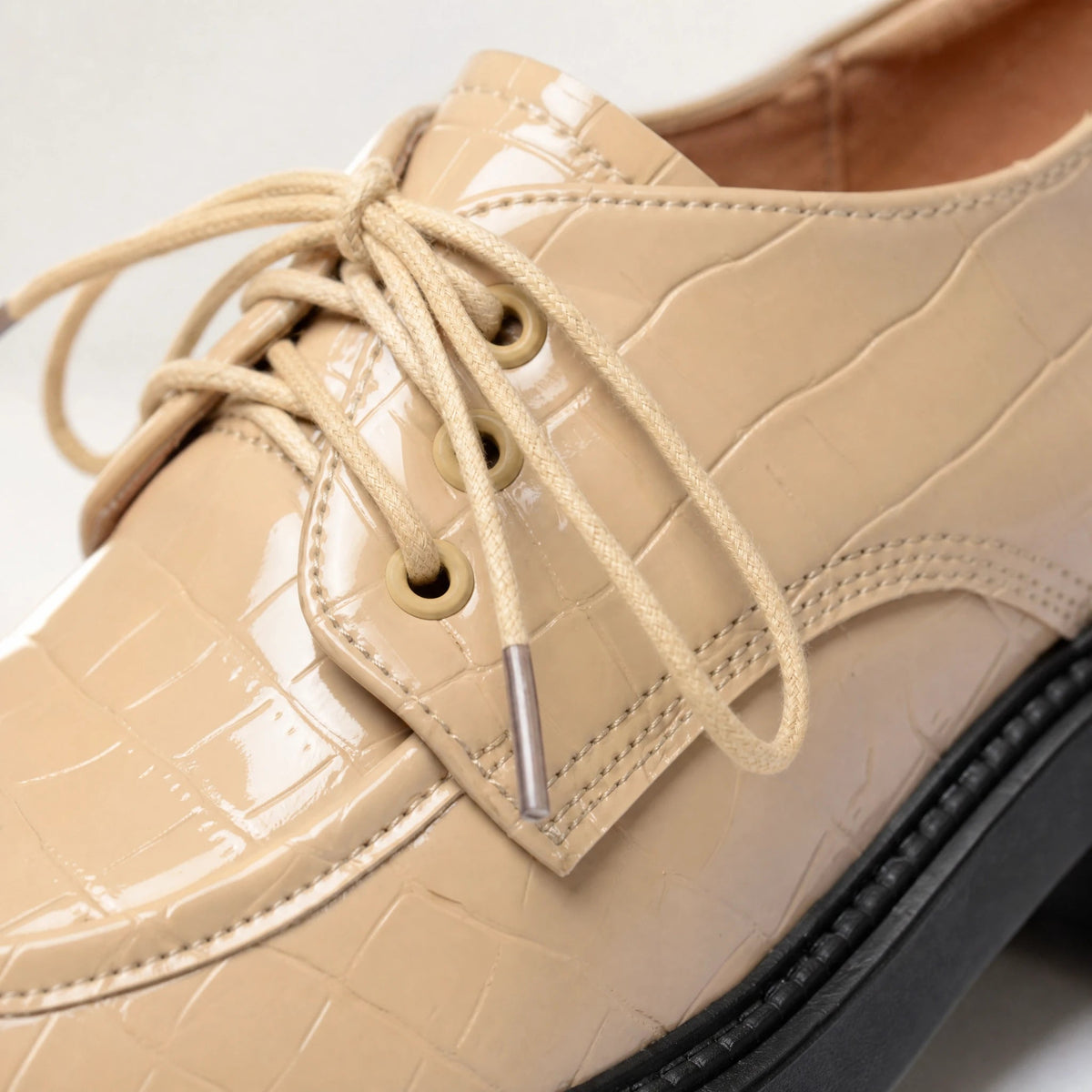 Mocasín de tacón efecto cocodrilo charol beige, vista frontal